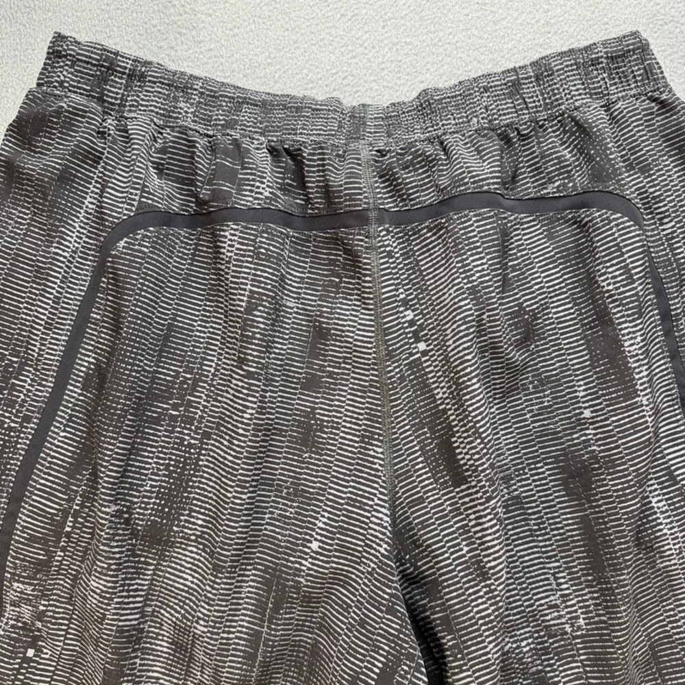 Lululemon Athletic Shorts Pace Breaker Regular XL Black Grey Glitch Print Lined - Picture 7 of 9